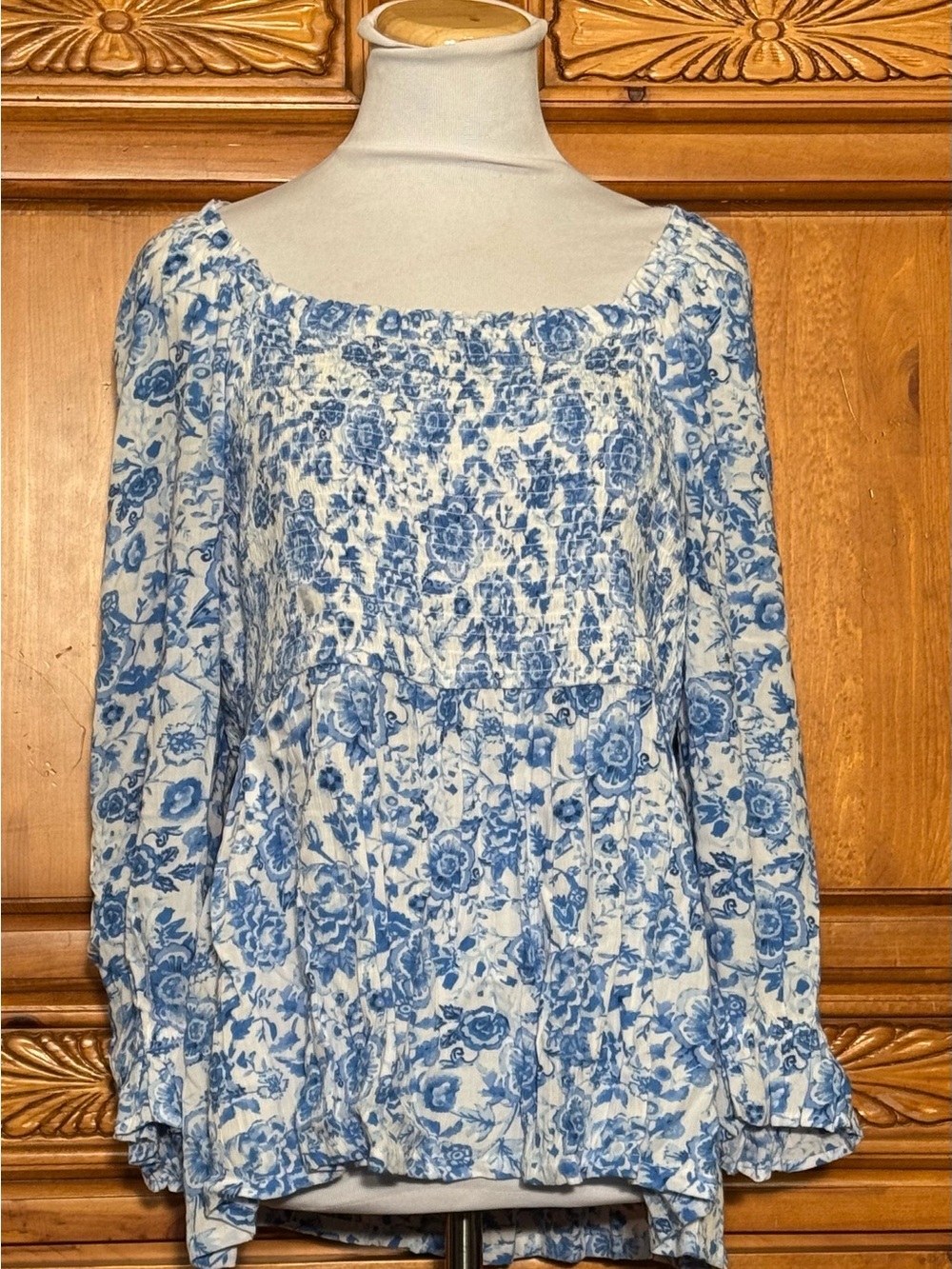 crown & ivy Blue and White Floral Peasant Blouse